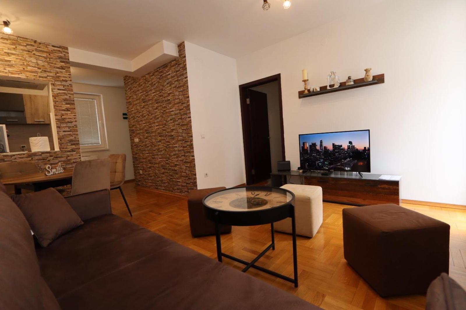 Lux Apartment Rose 2 60M2 Kragujevac Buitenkant foto